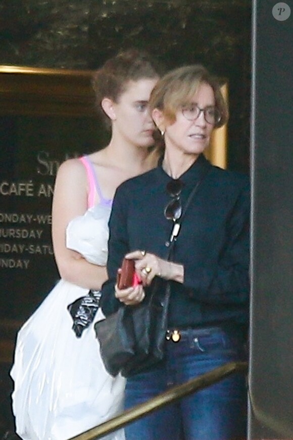 Exclusif - Felicity Huffman et sa fille Georgia Grace Macy sont allées faire du shopping à Beverly Hills le 15 juin 2019.
