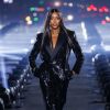 Naomi Campbell défile pour Saint Laurent "Collection Prêt-à-Porter Printemps/Eté 2020" lors de la Fashion Week de Paris (PFW), le 25 septembre 2019.
