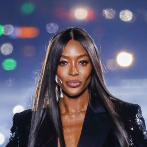 Naomi Campbell défile pour Saint Laurent "Collection Prêt-à-Porter Printemps/Eté 2020" lors de la Fashion Week de Paris (PFW), le 25 septembre 2019.