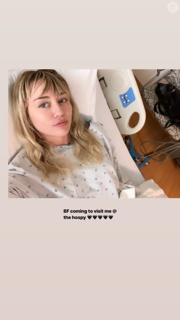 Miley Cyrus hospitalisée pour une amygdalite (8 octobre 2019) Petit selfie en chemise de nuit.