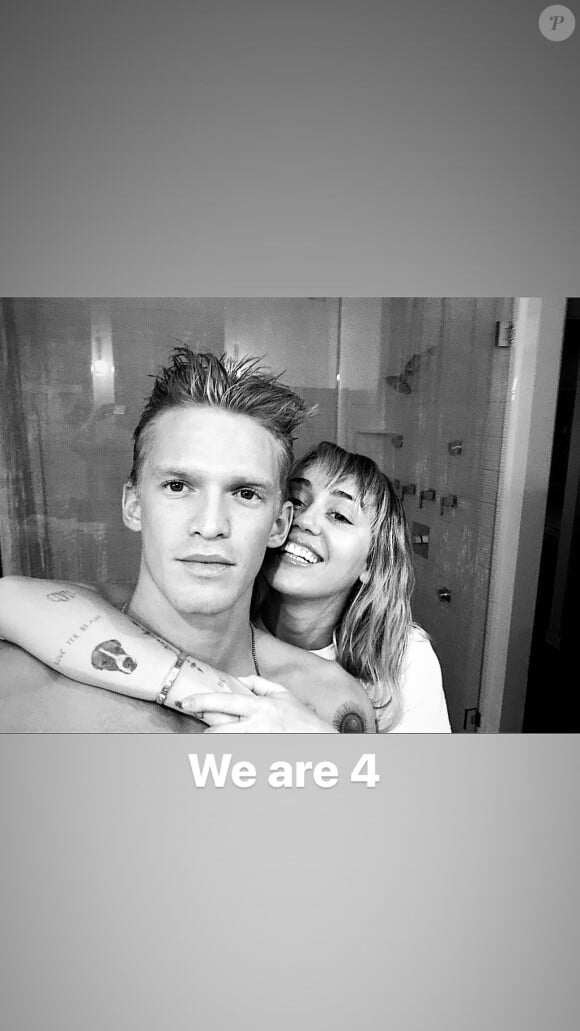 De retour de l'hôpital, Miley Cyrus retrouve son petit-ami, Cody Simpson. Le 10 octobre 2019.