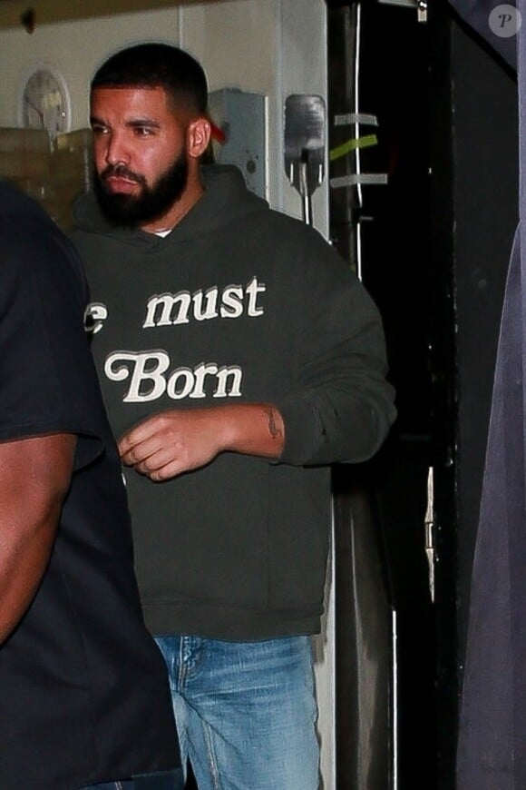 Drake à la sortie de la boîte de la boite de nuit Nice Guy de West Hollywood, LosAngeles, Californie, Etats-Unis, le 13 septembre 2019. Drake porte un sweat avec l'inscription "Ye Must be born again".
