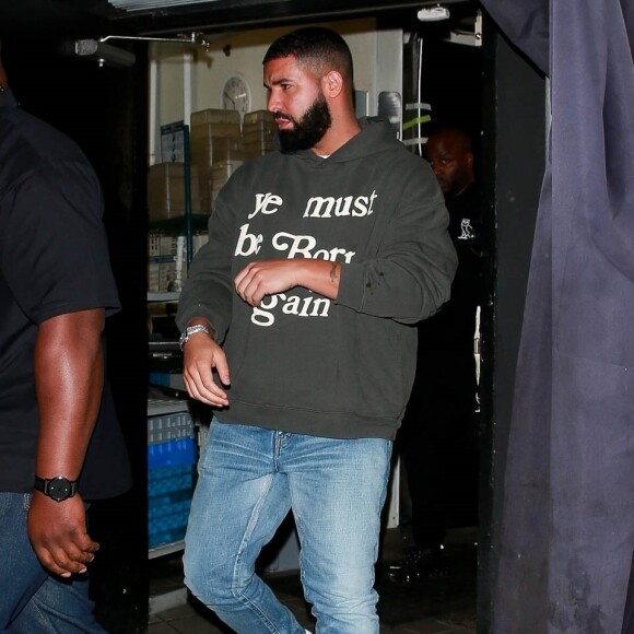 Drake à la sortie de la boîte de la boite de nuit Nice Guy de West Hollywood, LosAngeles, Californie, Etats-Unis, le 13 septembre 2019. Drake porte un sweat avec l'inscription "Ye Must be born again".