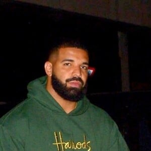 Le rappeur Drake arrive au club "The Playboy" à Londres, le 2 septembre 2019. Il porte un sweat à capuche "Harrods".