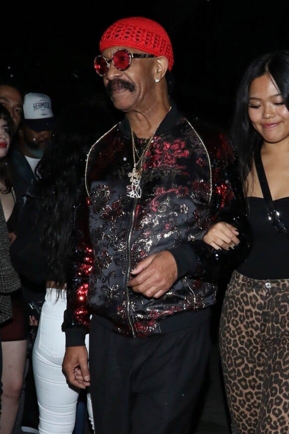 Dennis Graham, le père du rappeur Drake, aperçu en compagnie d'une mystérieuse jeune femme devant le club "Poppy" à West Hollywood, le 20 juin 2019.