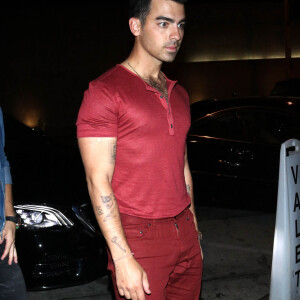 Joe Jonas - Les frères Jonas dans la rue à Los Angeles le 7 octobre 2019.