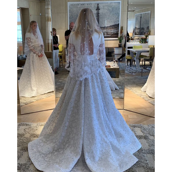Nicolas Ghesquière dévoile la robe de Sophie Turner lors de son mariage, sur Instagram.