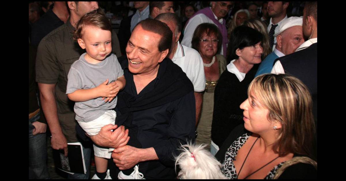 Silvio Berlusconi est... de nouveau grand-père ! Pas sûr que Carla lui envoie un cadeau ...