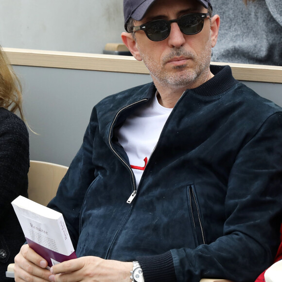 Gad Elmaleh et une amie assistent à la finale messieurs des internationaux de France de tennis de Roland Garros à Paris le 9 juin 2019. © Jacovides-Moreau/Bestimage