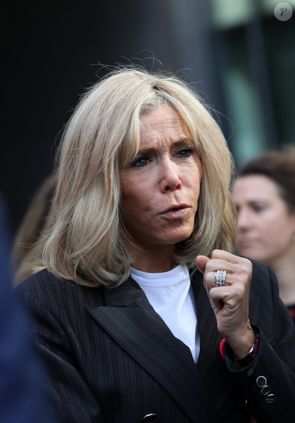 Brigitte Macron - Dictée d'ELA lors de sa 16e édition au Collège Suzanne Lacore, à Paris, le 14 octobre 2019. Cette dictée est le lancement officiel de la campagne "Mets Tes Baskets et bats la maladie" à l'école. ©Dominique Jacovides/Bestimage