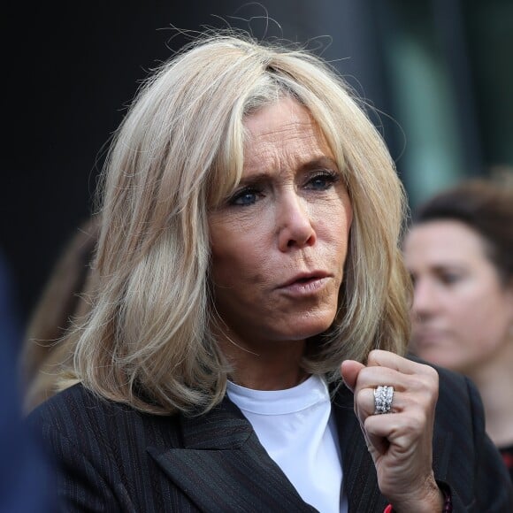 Brigitte Macron - Dictée d'ELA lors de sa 16e édition au Collège Suzanne Lacore, à Paris, le 14 octobre 2019. Cette dictée est le lancement officiel de la campagne "Mets Tes Baskets et bats la maladie" à l'école. ©Dominique Jacovides/Bestimage