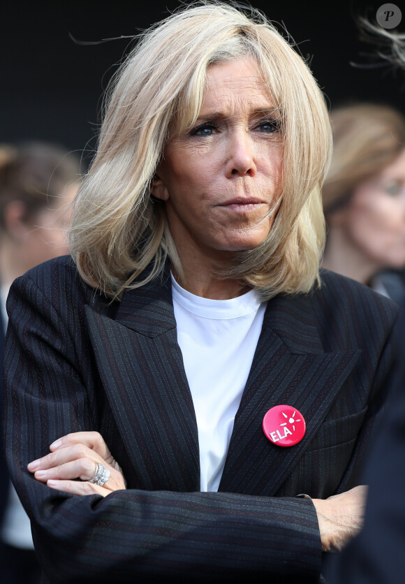 Brigitte Macron - Dictée d'ELA lors de sa 16e édition au Collège Suzanne Lacore, à Paris, le 14 octobre 2019. Cette dictée est le lancement officiel de la campagne "Mets Tes Baskets et bats la maladie" à l'école. ©Dominique Jacovides/Bestimage