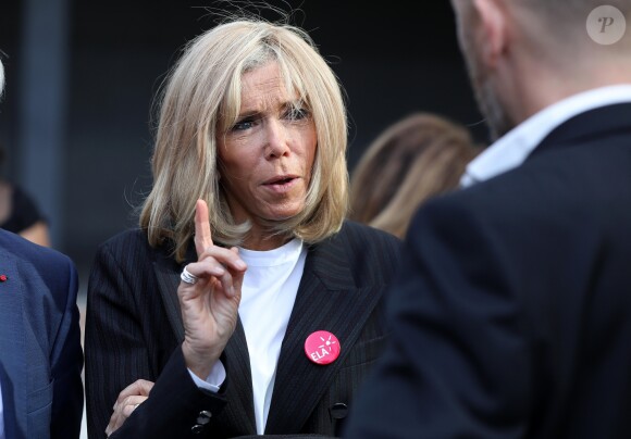 Brigitte Macron - Dictée d'ELA lors de sa 16e édition au Collège Suzanne Lacore, à Paris, le 14 octobre 2019. Cette dictée est le lancement officiel de la campagne "Mets Tes Baskets et bats la maladie" à l'école. ©Dominique Jacovides/Bestimage