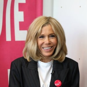 Brigitte Macron - Dictée d'ELA lors de sa 16e édition au Collège Suzanne Lacore, à Paris, le 14 octobre 2019. Cette dictée est le lancement officiel de la campagne "Mets Tes Baskets et bats la maladie" à l'école. ©Dominique Jacovides/Bestimage