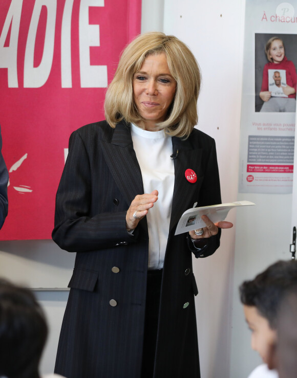 Brigitte Macron - Dictée d'ELA lors de sa 16e édition au Collège Suzanne Lacore, à Paris, le 14 octobre 2019. Cette dictée est le lancement officiel de la campagne "Mets Tes Baskets et bats la maladie" à l'école. ©Dominique Jacovides/Bestimage