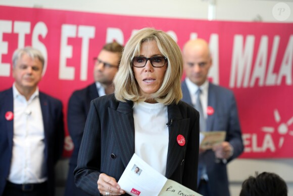Brigitte Macron - Dictée d'ELA lors de sa 16e édition au Collège Suzanne Lacore, à Paris, le 14 octobre 2019. Cette dictée est le lancement officiel de la campagne "Mets Tes Baskets et bats la maladie" à l'école. ©Dominique Jacovides/Bestimage