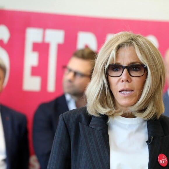 Brigitte Macron - Dictée d'ELA lors de sa 16e édition au Collège Suzanne Lacore, à Paris, le 14 octobre 2019. Cette dictée est le lancement officiel de la campagne "Mets Tes Baskets et bats la maladie" à l'école. ©Dominique Jacovides/Bestimage