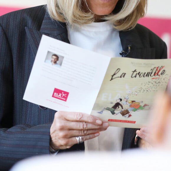 Brigitte Macron - Dictée d'ELA lors de sa 16e édition au Collège Suzanne Lacore, à Paris, le 14 octobre 2019. Cette dictée est le lancement officiel de la campagne "Mets Tes Baskets et bats la maladie" à l'école. ©Dominique Jacovides/Bestimage