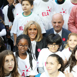 Léonie, âgée de 14 ans (T-shirt bleu ELA), Brigitte Macron, Jean-Michel Blanquer, ministre de l'éducation nationale - Dictée d'ELA lors de sa 16e édition au Collège Suzanne Lacore, à Paris, le 14 octobre 2019. Cette dictée est le lancement officiel de la campagne "Mets Tes Baskets et bats la maladie" à l'école. ©Dominique Jacovides/Bestimage