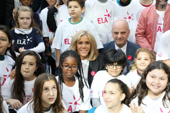Léonie, âgée de 14 ans (T-shirt bleu ELA), Brigitte Macron, Jean-Michel Blanquer, ministre de l'éducation nationale - Dictée d'ELA lors de sa 16e édition au Collège Suzanne Lacore, à Paris, le 14 octobre 2019. Cette dictée est le lancement officiel de la campagne "Mets Tes Baskets et bats la maladie" à l'école. ©Dominique Jacovides/Bestimage