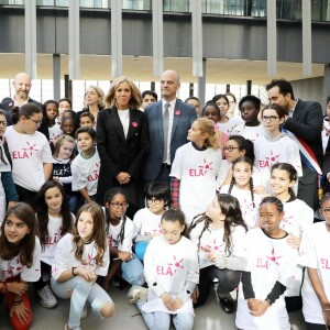 Guy Alba, le président de l'association ELA, Léonie, âgée de 14 ans accompagnée de ses parents (Francis et Stéphanie), Brigitte Macron, Jean-Michel Blanquer, ministre de l'éducation nationale, Mounir Mahjoubi, député lors de la dictée d'ELA - Dictée d'ELA lors de sa 16e édition au Collège Suzanne Lacore, à Paris, le 14 octobre 2019. Cette dictée est le lancement officiel de la campagne "Mets Tes Baskets et bats la maladie" à l'école. ©Dominique Jacovides/Bestimage