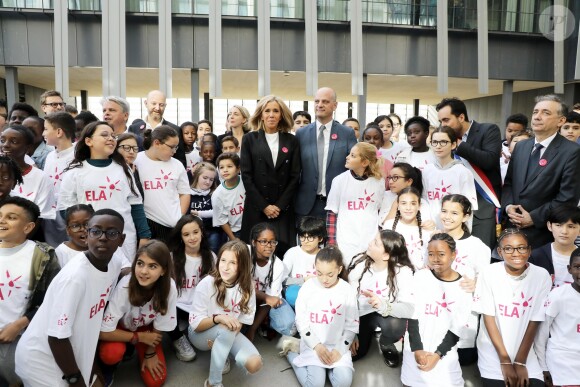 Guy Alba, le président de l'association ELA, Léonie, âgée de 14 ans accompagnée de ses parents (Francis et Stéphanie), Brigitte Macron, Jean-Michel Blanquer, ministre de l'éducation nationale, Mounir Mahjoubi, député lors de la dictée d'ELA - Dictée d'ELA lors de sa 16e édition au Collège Suzanne Lacore, à Paris, le 14 octobre 2019. Cette dictée est le lancement officiel de la campagne "Mets Tes Baskets et bats la maladie" à l'école. ©Dominique Jacovides/Bestimage