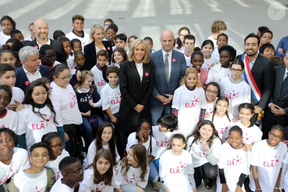 Guy Alba, le président de l'association ELA, Léonie, âgée de 14 ans accompagnée de ses parents (Francis et Stéphanie), Brigitte Macron, Jean-Michel Blanquer, ministre de l'éducation nationale, Mounir Mahjoubi, député lors de la dictée d'ELA - Dictée d'ELA lors de sa 16e édition au Collège Suzanne Lacore, à Paris, le 14 octobre 2019. Cette dictée est le lancement officiel de la campagne "Mets Tes Baskets et bats la maladie" à l'école. ©Dominique Jacovides/Bestimage
