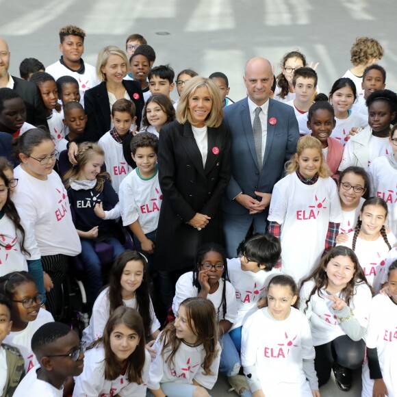 Guy Alba, le président de l'association ELA, Léonie, âgée de 14 ans accompagnée de ses parents (Francis et Stéphanie), Brigitte Macron, Jean-Michel Blanquer, ministre de l'éducation nationale, Mounir Mahjoubi, député lors de la dictée d'ELA - Dictée d'ELA lors de sa 16e édition au Collège Suzanne Lacore, à Paris, le 14 octobre 2019. Cette dictée est le lancement officiel de la campagne "Mets Tes Baskets et bats la maladie" à l'école. ©Dominique Jacovides/Bestimage