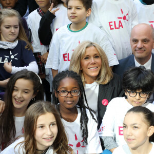 Léonie, âgée de 14 ans (T-shirt bleu ELA), Brigitte Macron, Jean-Michel Blanquer, ministre de l'éducation nationale lors de la dictée d'ELA - Dictée d'ELA lors de sa 16e édition au Collège Suzanne Lacore, à Paris, le 14 octobre 2019. Cette dictée est le lancement officiel de la campagne "Mets Tes Baskets et bats la maladie" à l'école. ©Dominique Jacovides/Bestimage