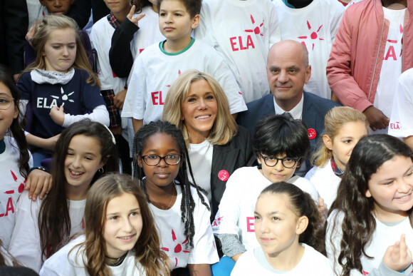 Léonie, âgée de 14 ans (T-shirt bleu ELA), Brigitte Macron, Jean-Michel Blanquer, ministre de l'éducation nationale lors de la dictée d'ELA - Dictée d'ELA lors de sa 16e édition au Collège Suzanne Lacore, à Paris, le 14 octobre 2019. Cette dictée est le lancement officiel de la campagne "Mets Tes Baskets et bats la maladie" à l'école. ©Dominique Jacovides/Bestimage