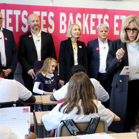 Léonie, âgée de 14 ans accompagnée de ses parents (Francis et Stéphanie), Guy Alba, le président de l'association ELA, Nicolas Mathieu (Goncourt 2018), auteur de la dictée d'ELA, Brigitte Macron - Dictée d'ELA lors de sa 16e édition au Collège Suzanne Lacore, à Paris, le 14 octobre 2019. Cette dictée est le lancement officiel de la campagne "Mets Tes Baskets et bats la maladie" à l'école. ©Dominique Jacovides/Bestimage