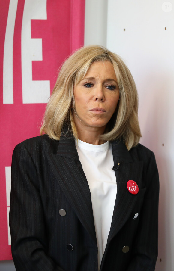 Brigitte Macron - Dictée d'ELA lors de sa 16e édition au Collège Suzanne Lacore, à Paris, le 14 octobre 2019. Cette dictée est le lancement officiel de la campagne "Mets Tes Baskets et bats la maladie" à l'école. ©Dominique Jacovides/Bestimage