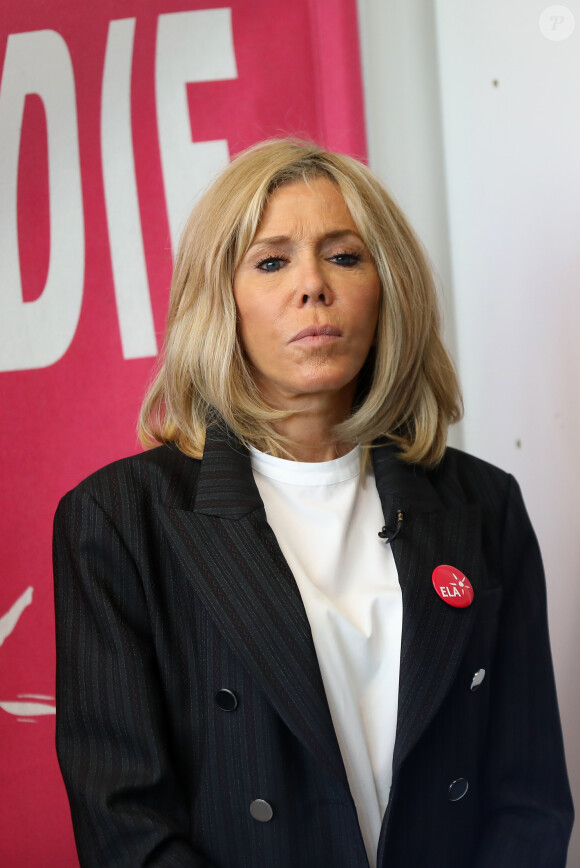 Brigitte Macron - Dictée d'ELA lors de sa 16e édition au Collège Suzanne Lacore, à Paris, le 14 octobre 2019. Cette dictée est le lancement officiel de la campagne "Mets Tes Baskets et bats la maladie" à l'école. ©Dominique Jacovides/Bestimage