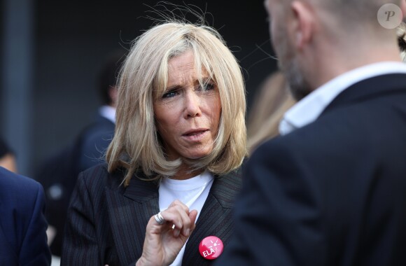 Brigitte Macron - Dictée d'ELA lors de sa 16e édition au Collège Suzanne Lacore, à Paris, le 14 octobre 2019. Cette dictée est le lancement officiel de la campagne "Mets Tes Baskets et bats la maladie" à l'école. ©Dominique Jacovides/Bestimage