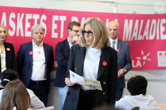 La première dame Brigitte Macron lors de la dictée d'ELA - Dictée d'ELA lors de sa 16e édition au Collège Suzanne Lacore, à Paris, le 14 octobre 2019. Cette dictée est le lancement officiel de la campagne "Mets Tes Baskets et bats la maladie" à l'école. ©Dominique Jacovides/Bestimage