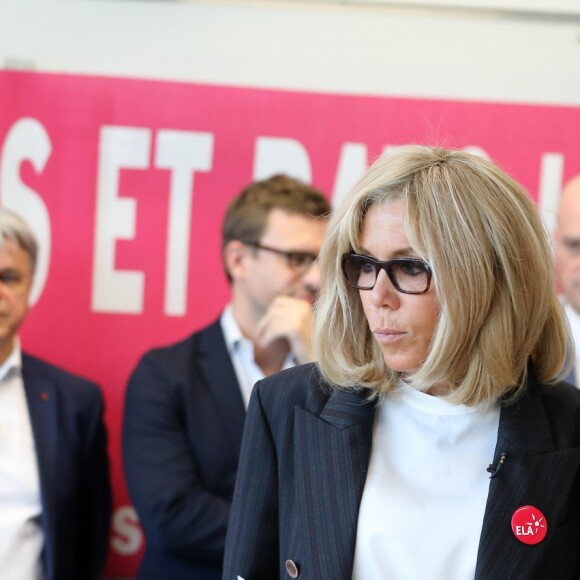 La première dame Brigitte Macron lors de la dictée d'ELA - Dictée d'ELA lors de sa 16e édition au Collège Suzanne Lacore, à Paris, le 14 octobre 2019. Cette dictée est le lancement officiel de la campagne "Mets Tes Baskets et bats la maladie" à l'école. ©Dominique Jacovides/Bestimage