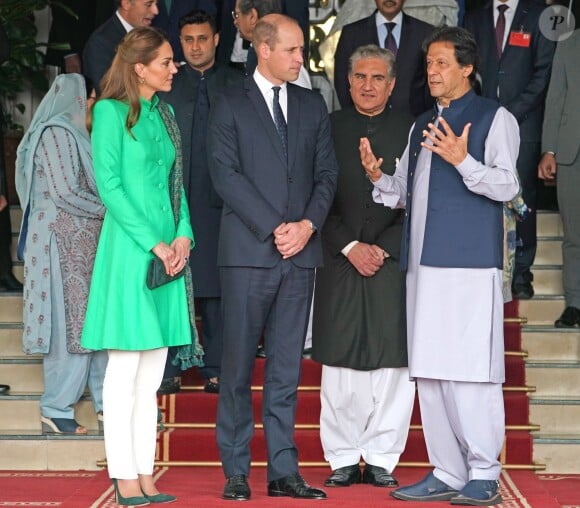 Le prince William et Kate Middleton en compagnie du Premier ministre Imran Khan, à la sortie d'une réunion au Palais présidentiel d'Islamab, dans la cadre de leur visite officielle de cinq jours. Pakistan, le 15 octobre 2019.
