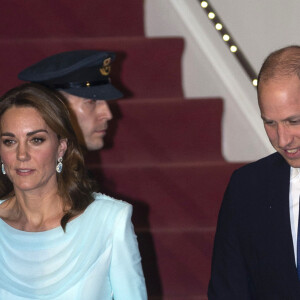 Le prince William, duc de Cambridge, et Catherine (Kate) Middleton, duchesse de Cambridge, arrivent sur la base aérienne Nur Khande à Rawalpindi dans le cadre de leur visite officielle de cinq jours au Pakistan. Catherine Middleton porte une "aqua shalwar kameez", une tenue pakistanaise traditionnelle de la créatrice Catherine Walker. Rawalpindi, le 14 octobre 2019.