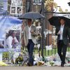 Le prince William, duc de Cambridge, le prince Harry et Catherine (Kate) Middleton, duchesse de Cambridge, lors de la visite du Sunken Garden dédié à la mémoire de Lady Diana à Londres le 30 août 2017.