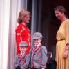 Diana et ses fils William et Harry lors de leur rentrée scolaire en 1989.