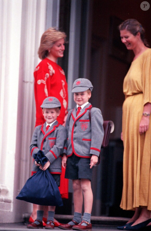Diana et ses fils William et Harry lors de leur rentrée scolaire en 1989.