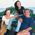  Gilbert Bécaud à Figari, en Corse avec sa femme et sa fille Emily, le 10 août 1995. 