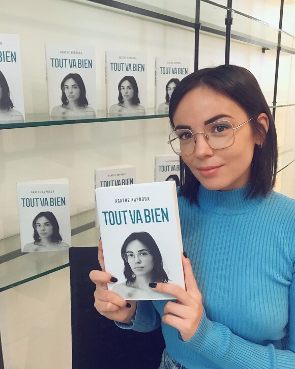 Agathe Auproux pose avec son livre "Tout va bien", sur Instagram, le 10 octobre 2019
