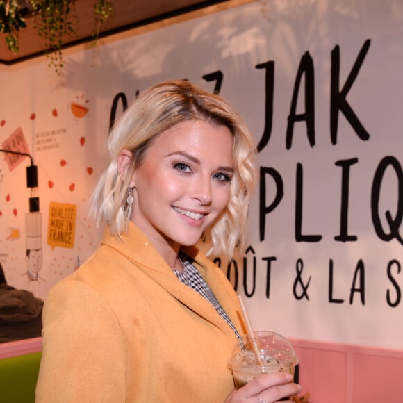 Kelly Vedovelli - Inauguration du nouveau restaurant de fast food healthy de Kev Adams, le "Jak Healthy" au 24 rue de Rivoli dans le 4e arrondissement à Paris, le 15 octobre 2019. © Rachid Bellak/Bestimage