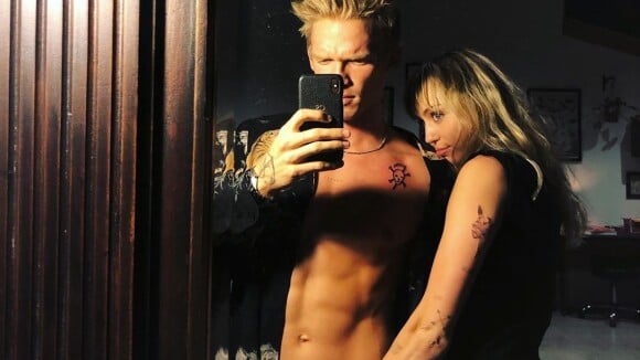Miley Cyrus pose avec Cody Simpson, la main dans son slip, et affole Instagram