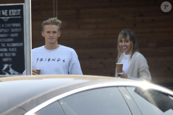 Miley Cyrus et son nouveau compagnon Cody Simpson sont allés acheter un café à emporter chez Blue Bottle Coffee à Studio City, Los Angeles, le 13 octobre 2019.