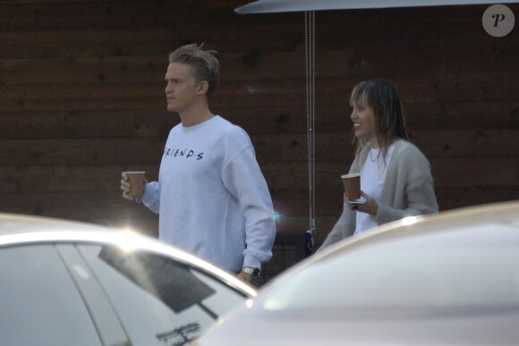 Miley Cyrus et son nouveau compagnon Cody Simpson sont allés acheter un café à emporter chez Blue Bottle Coffee à Studio City, Los Angeles, le 13 octobre 2019.
