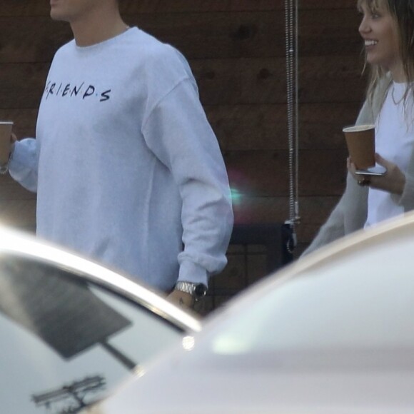 Miley Cyrus et son nouveau compagnon Cody Simpson sont allés acheter un café à emporter chez Blue Bottle Coffee à Studio City, Los Angeles, le 13 octobre 2019.