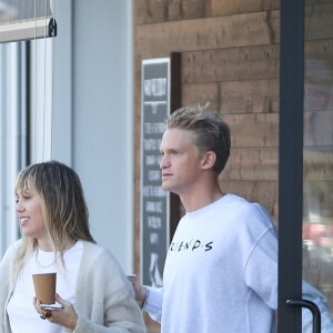 Miley Cyrus et son nouveau compagnon Cody Simpson sont allés acheter un café à emporter chez Blue Bottle Coffee à Studio City, Los Angeles, le 13 octobre 2019.