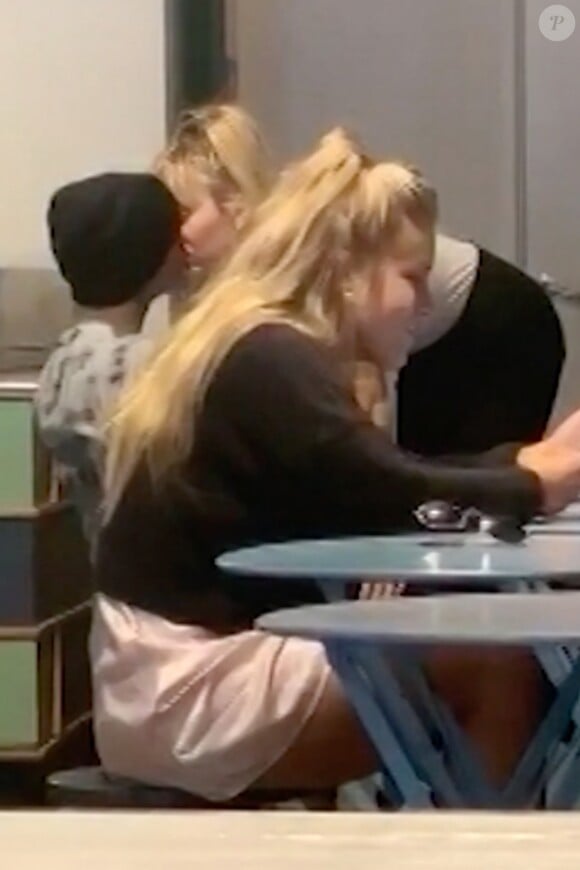 Exclusif - Miley Cyrus et Cody Simpson dînent au restaurant Backyard Bowls de Los Angeles, le 4 octobre 2019. En attendant leur commande Miley et Cody s'embrassent près du comptoir. Miley Cyrus et Cody Simpson sont amis depuis des années, mais leur relation amicale semble évoluer depuis la séparation de la chanteuse avec L.Hemsworth. Cody collectionne les ex-célèbres, en 2014 quand il s'est lié d'amitié avec Miley, il sortait avec G.Hadid. Dans une interview accordé à GQ il revenait sur sa relation avec Miley " Miley est l'une de mes meilleures amies et elle m'aide à avancer dans ma vie personnelle. " A l'époque ils travaillaient également sur un projet musical. Miley, en instance de divorce avec L.Hemsworth collectionne les aventures. Elle qui semblait inséparable de K.Carter passe aujourd'hui son temps avec Cody Simpson.